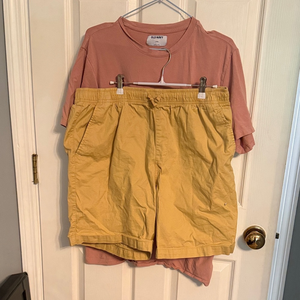 Old Navy Men's Set of Pocket T‑Shirt in Dusty Rose and Yellow Shorts, Large